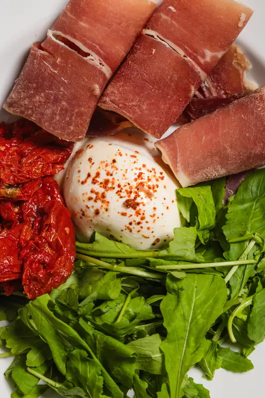 Burrata Conventillo con jamón crudo y rúcula de El Gran Paraíso, La Boca