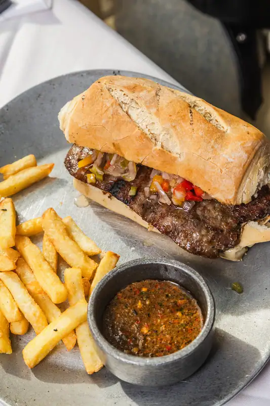 Choripán con papas y chimichurri de El Gran Paraíso, La Boca