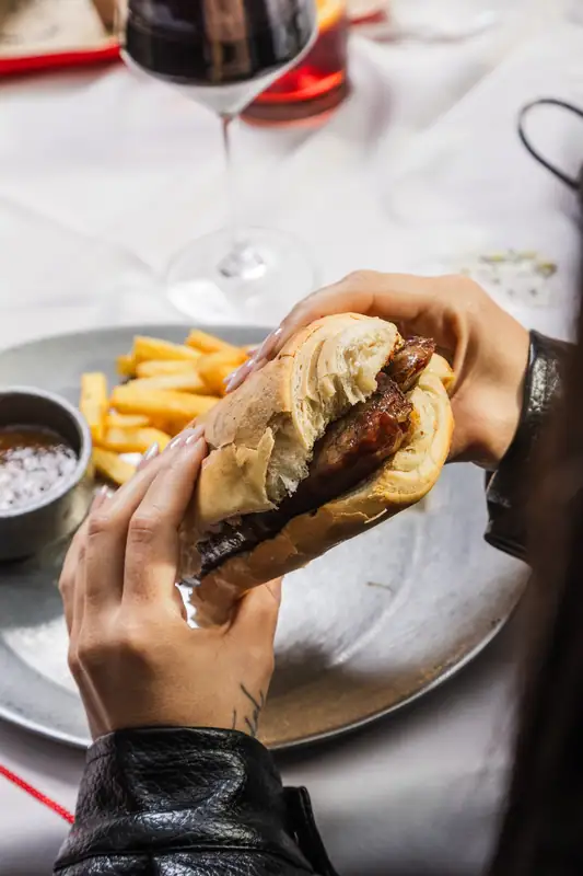 Choripán en mano en El Gran Paraíso, La Boca