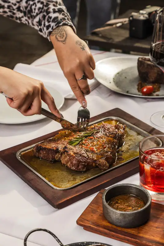Corte a la parrilla en la mesa de El Gran Paraíso, La Boca