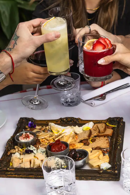Limonadas y tabla en una mesa de El Gran Paraíso, La Boca