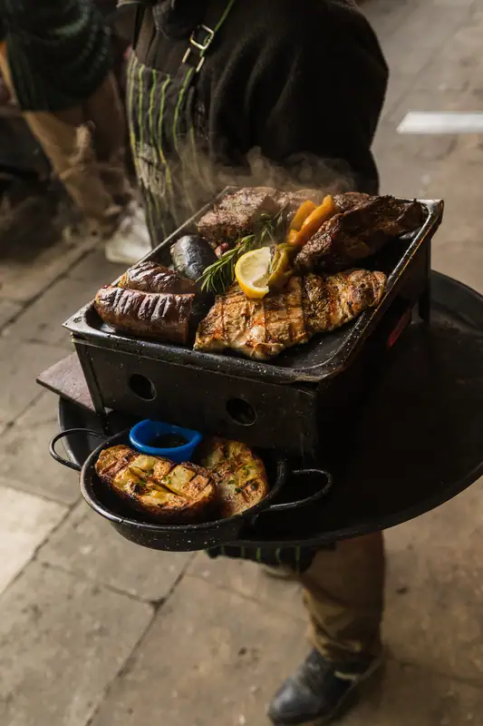 Parrillada servida en bandeja en El Gran Paraíso, La Boca