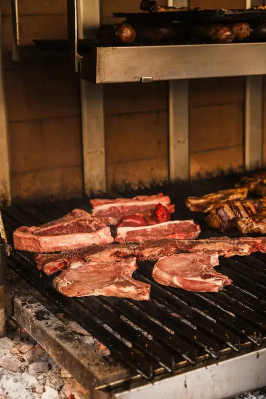 Cortes de carne sobre la parrilla de El Gran Paraíso, La Boca