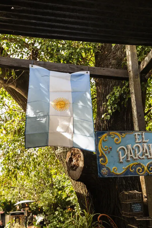 Bandera argentina y plantas en el patio de El Gran Paraíso, La Boca