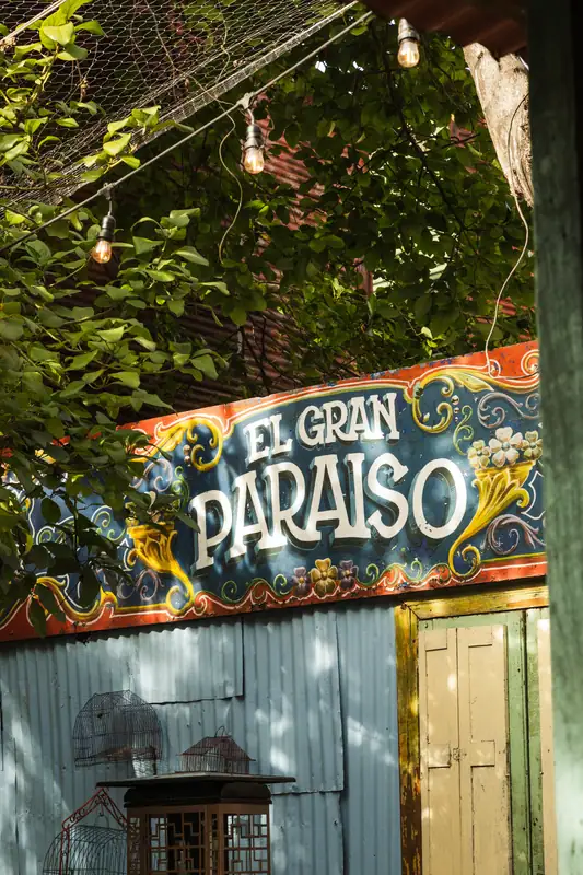 Entrada al patio de El Gran Paraíso con su cartel, en La Boca